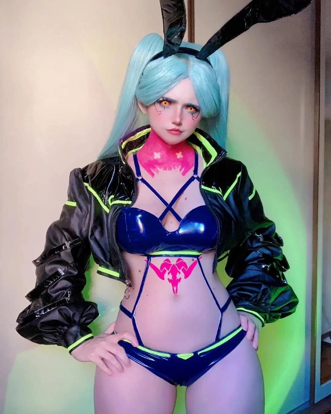 alexy_sky como rebecca de Cyberpunk, fundo verde, pescoço com marcas rosas, símbolo no peito de jaqueta com listras verdes